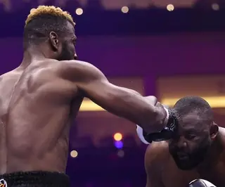 В IBF готовят обязательного претендента для Усика. Назначены торги