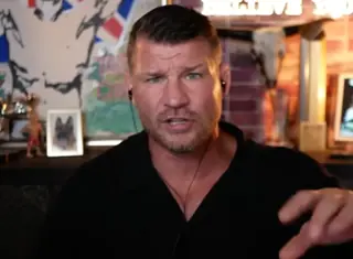 Ты — позор бокса, самозванец, подражатель и фальшивка. Экс-чемпиона UFC внезапно прорвало