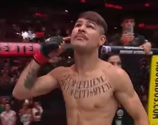 Вот это бойня! Лопес забил Силву в ярчайшем мейнивенте Noche UFC