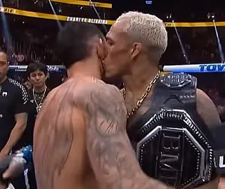 Оливейра обратился к Холлоуэю после победы на UFC 326
