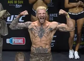 Хукер апсетнул Гамрота на UFC 305