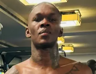 Адесанья сделал заявление после поражения Дю Плесси на UFC 305