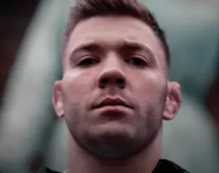Дю Плесси задушил Адесанью в главном бою UFC 305