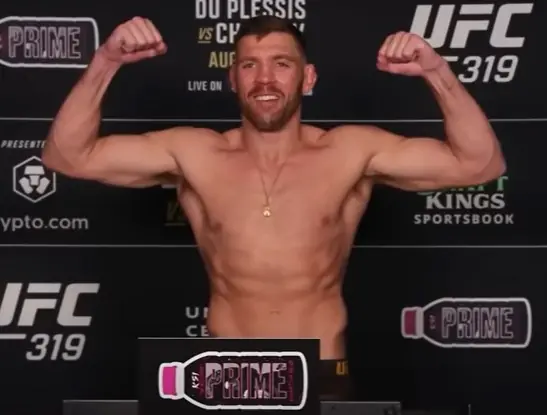 Взвешивание UFC 319: один бой сорван, у хедлайнеров порядок