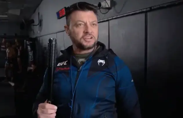 Дичь дня: тренер Дю Плесси использует электрошокер во время тренировок — видео
