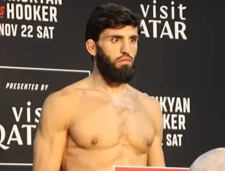 Взвешивание UFC Катар: Царукян-Хукер. Цифры хедлайнеров, видео
