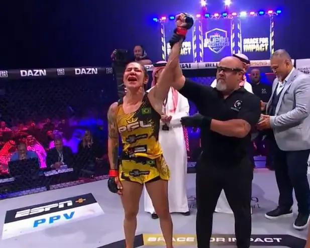 Крис Сайборг побила Пачеко в кровавой битве на PFL Super Fights