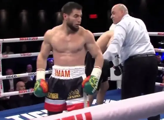 Хатаев «падал», а затем забил Диалло, Асанов остановил экс-чемпиона: видео