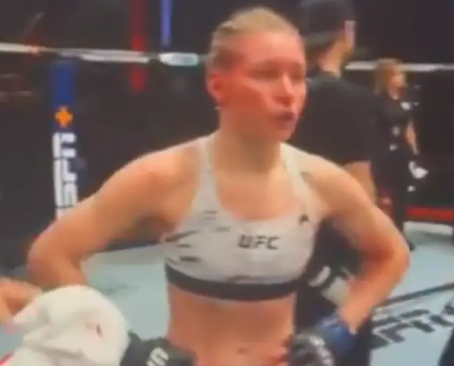 Видео: россиянка Дудакова ударила тренера по лицу после поражения на UFC Fight Night 249