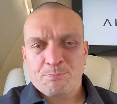 Усик обратился к болельщикам из самолёта: видео