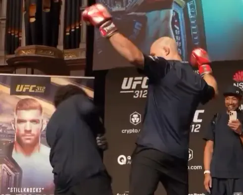 Видео: Стриклэнд «отмастерклассил» болельщика на открытой тренировке перед UFC 312
