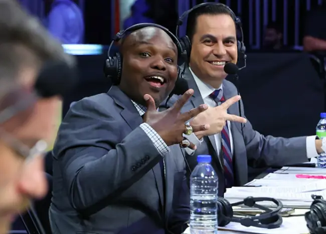 «Если у Канело есть мозги...» — Брэдли во время боя Мбилли-Деревянченко