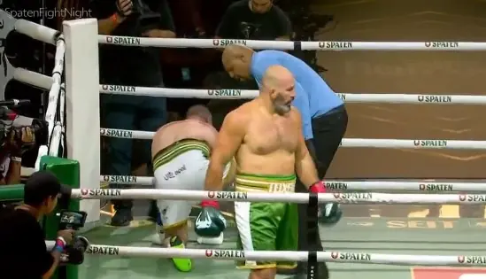 Легенды UFC дебютировали в боксе: видео и результат